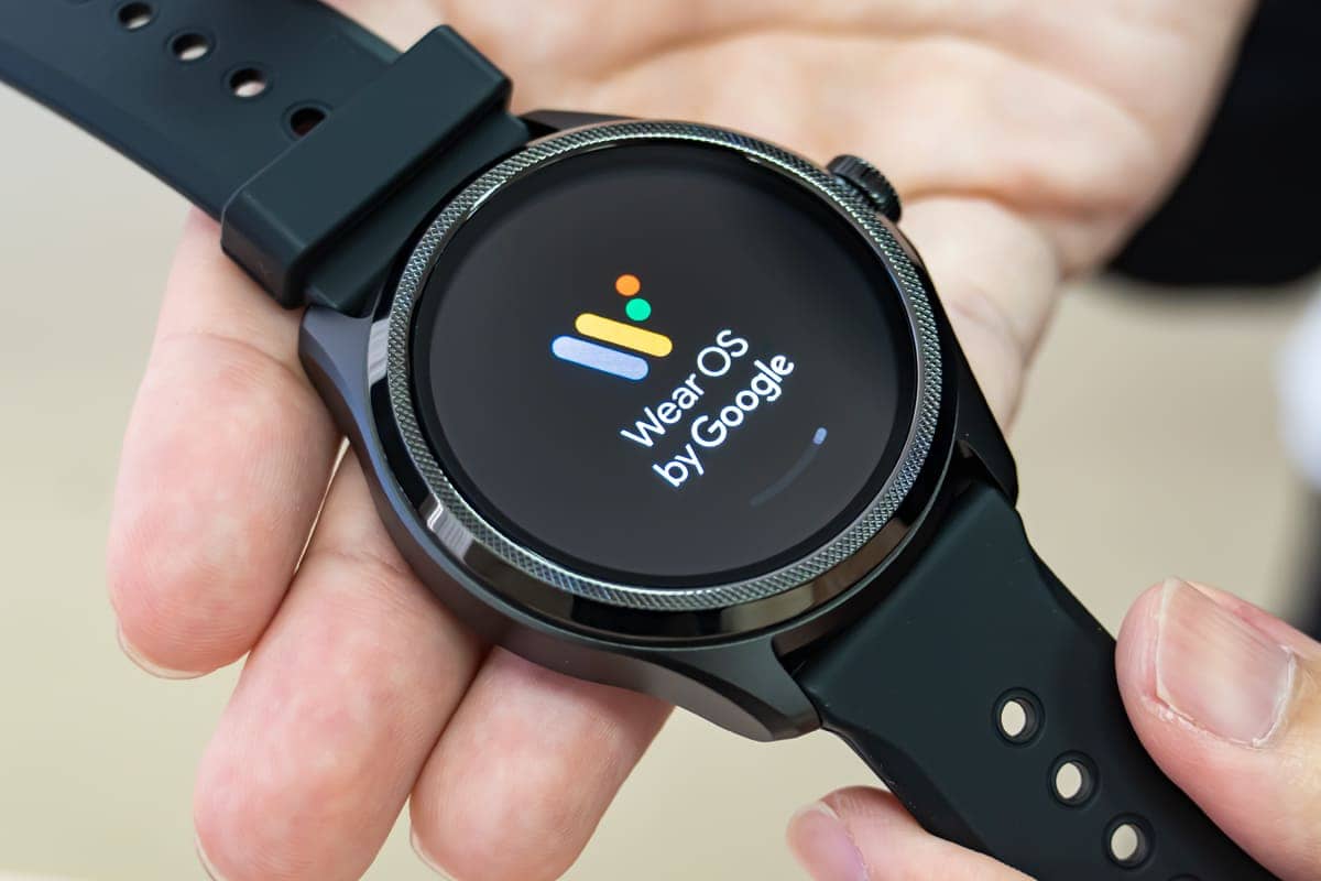 Modern visual representation of Wear OS 5.1 highlighting the features of Pixel Watch 2 and 3, ideal for social media and blogs.